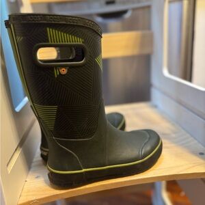 BOGS waterproof boots kids size 2 youth